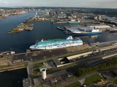 Amsterdam, 29 Eylül 2022, Hollanda 'da. Amsterdam sığınmacılarının Westelijk Havengebied 'de fazladan 1000 mülteci taşıyan bir yolcu gemisinde kabul edilmeleri. Ter Apel durumunu hafifletmek için