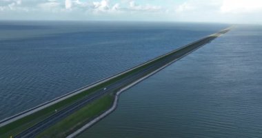 Kuzey Hollanda ve Friesland arasındaki Hollanda 'daki Afsluitdijk sel savunma sistemi IJsselmeer' i Wadden Denizi 'nden kapatıyor. Baraj ve karayolu altyapısı.