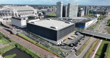 Amsterdam, 16 Eylül 2022, Hollanda 'da. Ziggo Dome konser salonu Johan Cruijff ArenA ve Villa Arena 'nın yanındaki eski müzik kubbesi. Hava aracı görünümü.