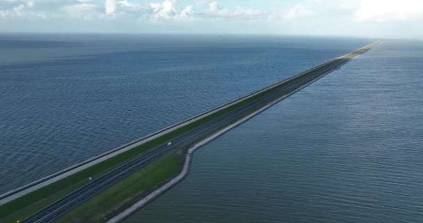 オランダの北オランダとフリースラントの間のアフリツディーク洪水防衛システムは ワデン海からIjselmeerを閉鎖した ダムと道路インフラ — ストック動画
