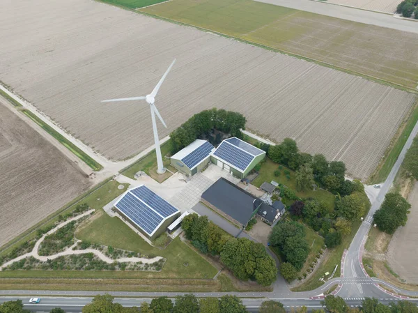 Güneş Panelleri Elektrik Üretim Şirketi Için Rüzgar Türbini Olan Modern — Stok fotoğraf