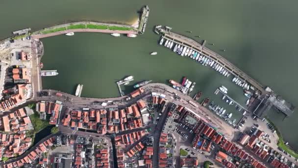 オランダのヴォレンダム 伝統的なオランダの漁村の町の伝統的な建物や港 観光名所都市計画レイアウト — ストック動画