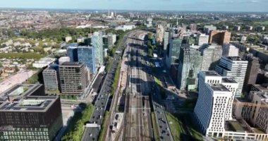Amsterdam, 6 Ekim 2022, Hollanda. Amsterdam Zuidas yüksek binası finans bürosu binaları. Ulusal ve uluslararası şirketler ve kurumlar ve altyapı.