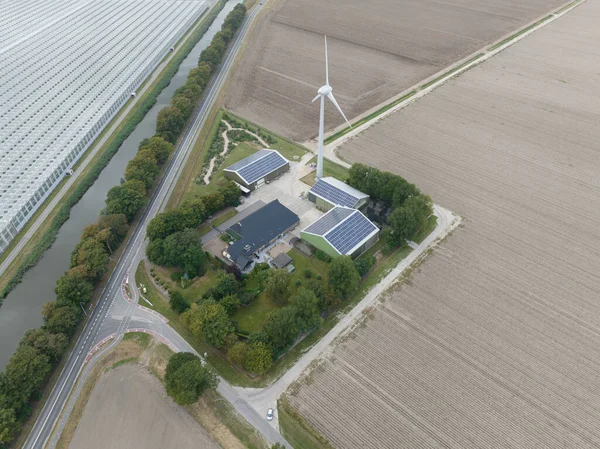 Moderner Landwirtschaftlicher Betrieb Mit Sonnenkollektoren Und Windkraftanlage Für Die Stromerzeugung — Stockfoto