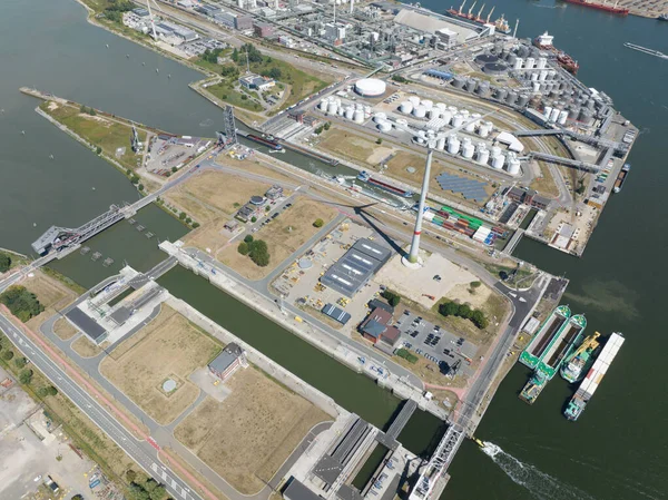 Boudewijnsluisはアントワープの港にあるロックです 彼女は360メートル 幅45メートルです 港内の船舶及び商船の工業港通路 — ストック写真