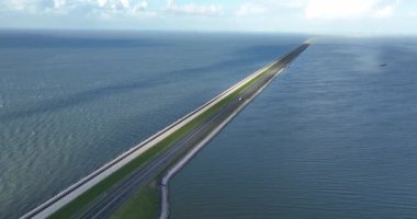 Kuzey Hollanda ve Friesland arasındaki Hollanda 'daki Afsluitdijk sel savunma sistemi IJsselmeer' i Wadden Denizi 'nden kapatıyor. Baraj ve karayolu altyapısı.