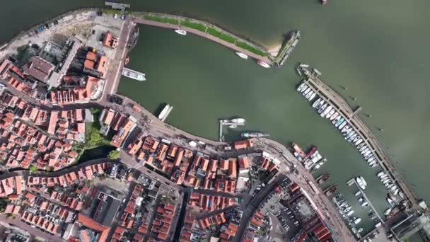 オランダのヴォレンダム 伝統的なオランダの漁村の町の伝統的な建物や港 観光名所都市計画レイアウト — ストック動画