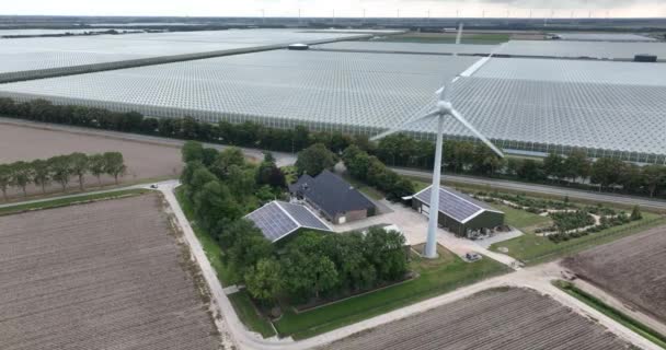 Moderní Zemědělská Farma Solárními Panely Větrnou Turbínou Pro Elektrárenskou Společnost — Stock video