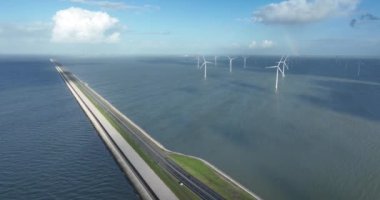 Kuzey Hollanda ve Friesland arasındaki Hollanda 'daki Afsluitdijk sel savunma sistemi IJsselmeer' i Wadden Denizi 'nden kapatıyor. Baraj ve karayolu altyapısı.