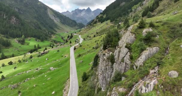 サゼンパス サステン スイスは 多くの場合 フルカパスやグリムセルパスと組み合わせて氷河に乗っていた 美しいスイスの山の観光スイスの運転道路 山のドローン航空 — ストック動画