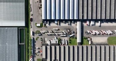 Bleiswijk, 17 Eylül 2022, Hollanda. Nakliye kamyonlarının üstü açık. Modern ticari perakende taşıma lojistik merkezi, havadan insansız hava aracı görüntüsü. Zalando dağıtım merkezi yakınlarında.