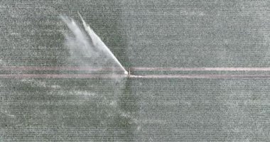 Tarlaların sulanması ekinlerin fıskiyeler su tesisatı havadan bakıldığında tarım arazileri kuraklık teknolojisi tarım teknolojisi.