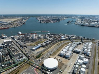 Antwerpen, 9 Ağustos 2022, Belçika. Petrokimya tankeri gemisi yanaştı. Antwerp limanına ithalat ve ihracat petrol ürünleri yükleme ve boşaltma.