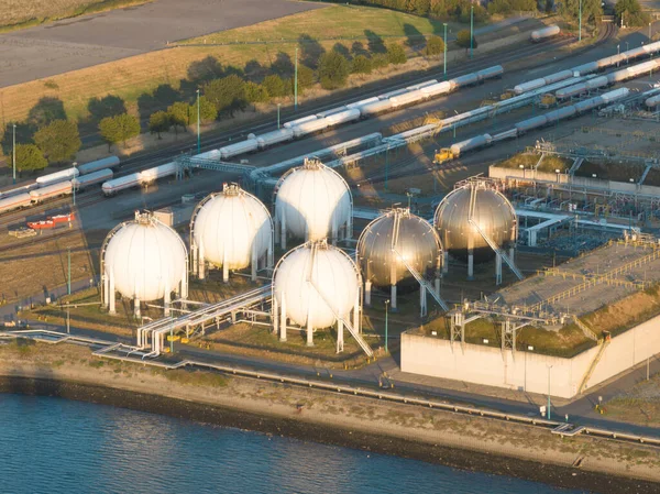 ボール球ガス貯蔵サイロ石油タンク予備コンテナユニット 大規模な工業港で 製造販売のためのエネルギー及び液体製品 — ストック写真