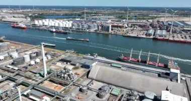 Antwerpen, 9 Ağustos 2022, Belçika. Petrokimya tankeri gemisi yanaştı. Antwerp limanına ithalat ve ihracat petrol ürünleri yükleme ve boşaltma.