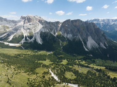 Dolomitler İtalya 'nın dağlık tatil bölgelerinde manzara bulutları havadan sinemada. Dağ Hava Aracı Görünümü.