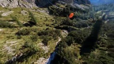 İtalya Tirol 'deki Dolomitler' in dağ sıralarında uçarak. Dağ ormanı ve çimen yürüyüşü cenneti macera arazisi.