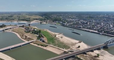 Waalbrug, Nijmegen 'in merkezini Büyük Perhiz' e bağlayan bir kemer köprüdür. N325 ve S100 şehir yolu altyapısı. Şehrin bağlantı bölümü ufuk çizgisi.