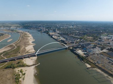 De Oversteek, ayrıca Şehir Köprüsü olarak da bilinir, Nijmegen 'de Waal üzerinde araba trafiği için bir köprü.