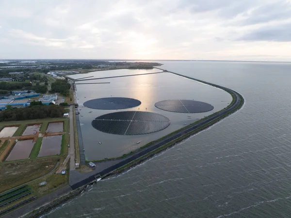 Schwimmende Drehbare Sonnenkollektoren Solaranlage Zur Nachhaltigen Energieerzeugung Großen Maßstab Ökostromgewinnung — Stockfoto