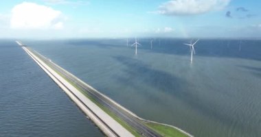 Kuzey Hollanda ve Friesland arasındaki Hollanda 'daki Afsluitdijk sel savunma sistemi IJsselmeer' i Wadden Denizi 'nden kapatıyor. Baraj ve karayolu altyapısı.