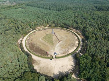 Austerlitz Piramidi, çim kaplı piramit şeklinde taş dikili bir kum tepeciğinden oluşan bir anıttır..