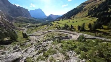 İtalya Tirol 'deki Dolomitler' in dağ sıralarında uçarak. Dağ ormanı ve çimen yürüyüşü cenneti macera arazisi.
