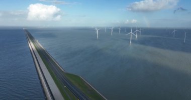 Kuzey Hollanda ve Friesland arasındaki Hollanda 'daki Afsluitdijk sel savunma sistemi IJsselmeer' i Wadden Denizi 'nden kapatıyor. Baraj ve karayolu altyapısı.
