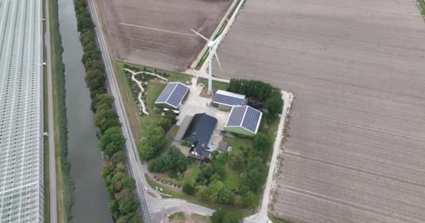 Nowoczesna Farma Rolnicza Panelami Słonecznymi Turbiną Wiatrową Dla Firmy Wytwarzającej — Wideo stockowe