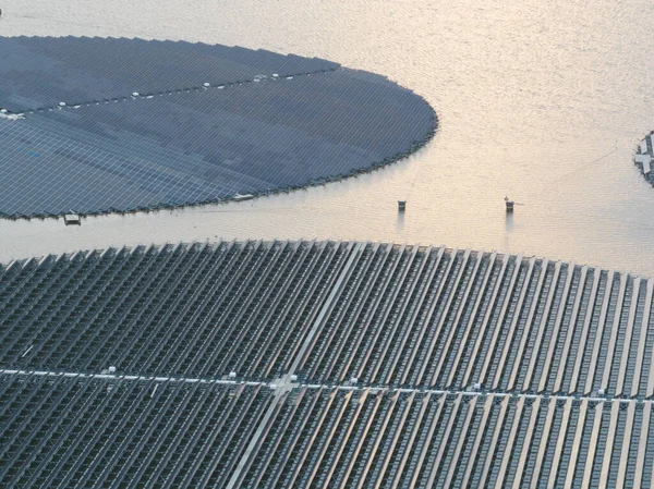 Schwimmende Drehbare Sonnenkollektoren Solaranlage Zur Nachhaltigen Energieerzeugung Großen Maßstab Ökostromgewinnung — Stockfoto