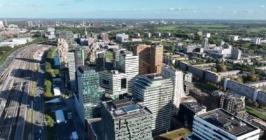 Amsterdam, 6 Ekim 2022, Hollanda. Amsterdam Zuidas yüksek binası finans bürosu binaları. Ulusal ve uluslararası şirketler ve kurumlar ve altyapı.