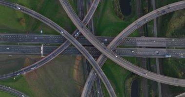 Anayolun yukarısından aşağıya bakan kavşak kavşağı. Altyapı yolu ve otoyol işlek cadde kavşağı.