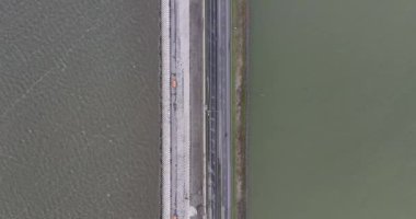 Pompa istasyonlarına yeni kanallar ve Den Oever, Kornwerderzand ve Zürih yakınlarındaki A7 inşaatı. Nakliye için kilitlenin, yol trafiği bisikletçileri ve aylaklar. Hava aracı görünümü.