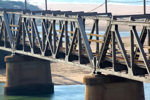 Vieux pont ferroviaire traversant la lagune — Photo