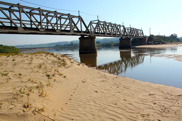 Puente ferroviario viejo que cruza la laguna — Foto de Stock