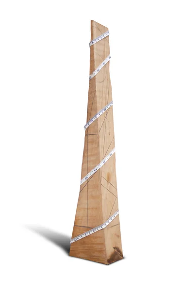 巻き尺と鉛筆を巻いた木製のくさび — ストック写真