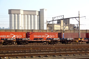 yük treni yolda