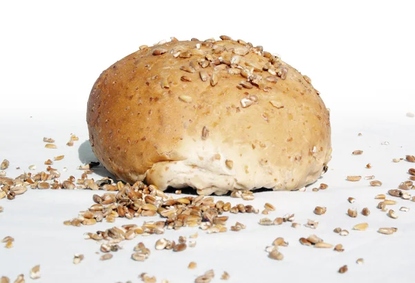 Panino di pane seminato con semi sparsi — Foto Stock