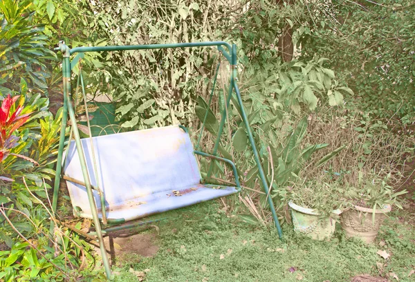 Сонячний кут місце в зарослих саду відпочинку — стокове фото