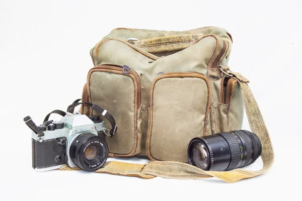 Vintage fotoğraf makinesi ile kamera çantası ve telefoto lens — Stok fotoğraf