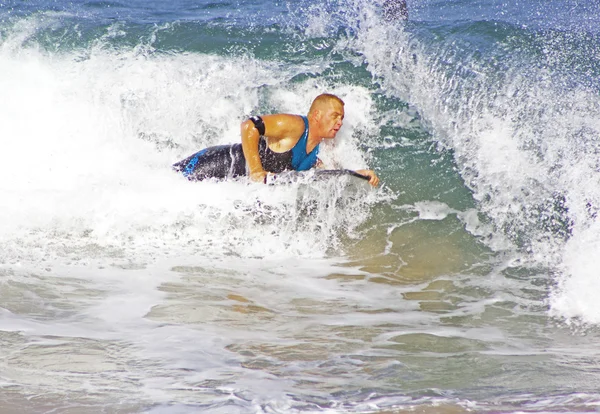 中年の男性ボディ サーフィン ダーバン南アフリカ — ストック写真