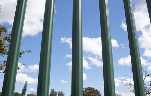Extreme close-up van puntige palissade hek tegen hemel — Stockfoto