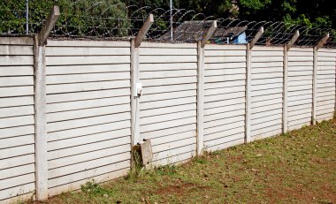 Güvenlik dikenli tellerle prekast beton duvar