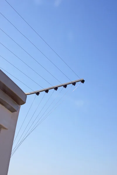 Beton duvar köşesinde elektrikli tel installaton — Stok fotoğraf