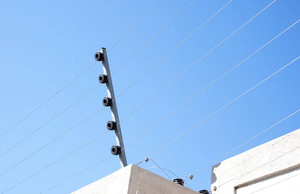 Vista de una instalación de valla eléctrica en una pared de hormigón —  Fotos de Stock