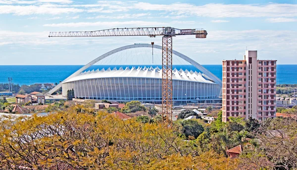 Durban Sydafrika moses mabhida fotbollsstadion och kran — Stockfoto