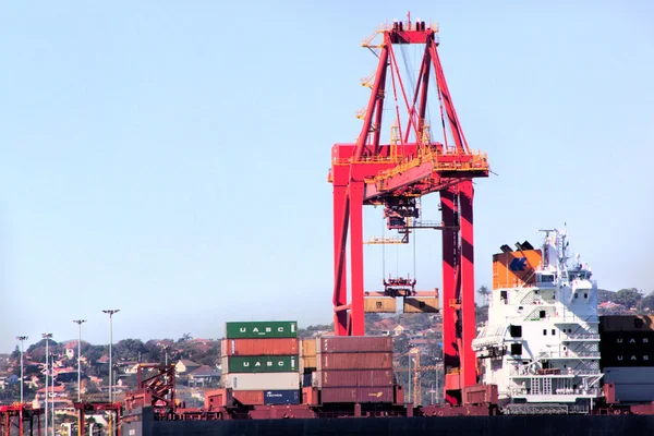 Buque de carga de grúa de contenedores Durban Sudáfrica en el puerto — Foto de Stock