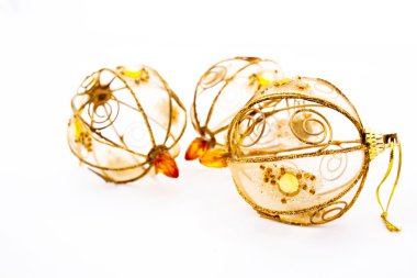 Üç tel kaplı altın yılbaşı ağacı süsleri