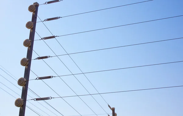 Cerca eléctrica montada en la parte superior de la pared de la frontera — Foto de Stock