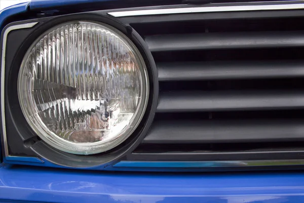 오래 된 파란 자동차 헤드라이트와 그릴의 클로즈업 — 스톡 사진